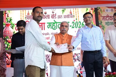 योगी सरकार की पहल से सरकारी अस्पतालों में बढ़ेगी यूपी के बुनकरों के उत्पादों की पहुंच