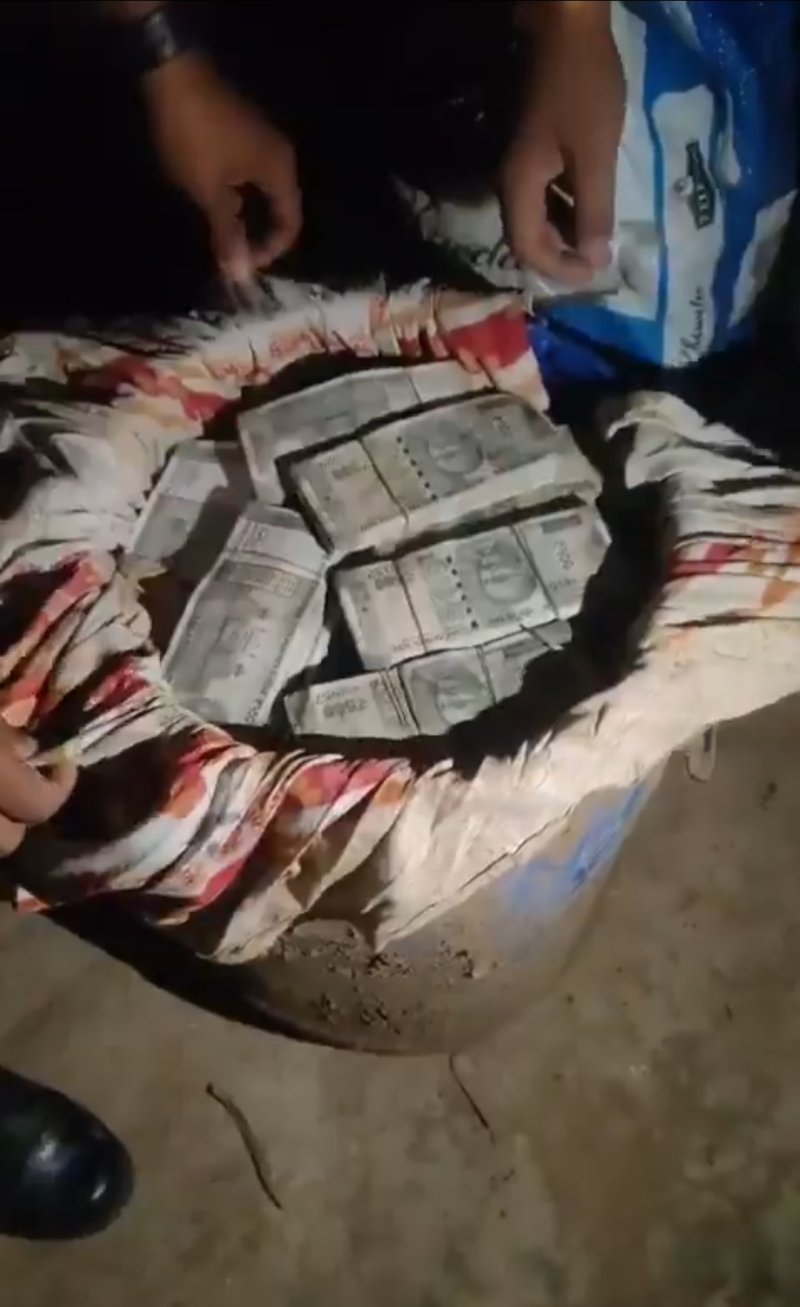 प्रयागराज में जमीन के नीचे मिला नोटों का खजाना, पुलिस ने तीन ड्रमों से बरामद की नकदी