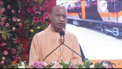 काशी-दिल्ली का सफर अब 8-9 घंटे में, योगी ने गिनाईं रेलवे की बदलती तस्वीर