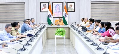 उपलब्धियों को आंकड़ों तक सीमित न रखें, लाभार्थियों के जीवन में आए बदलाव की वास्तविक कहानियां सामने लाएं : योगी