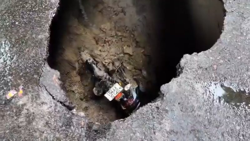 Deep Road Cave-In Near Lucknow University Triggers Safety Concerns