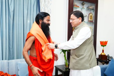 मुख्यमंत्री धामी से मिले बाबा रामदेव, योग-आयुर्वेद और उत्तराखंड के विकास पर हुई चर्चा