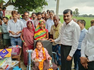 योगी सरकार की संवेदनशील पहल, डीएम खुद ट्राइसिकिल लेकर पहुंचे रागिनी के दरवाजे