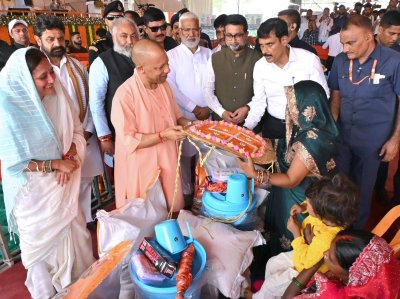 बाढ़ प्रभावितों के साथ खड़ी योगी सरकार, राहत अभियानों के तहत 3.36 लाख लंच पैकेट वितरित