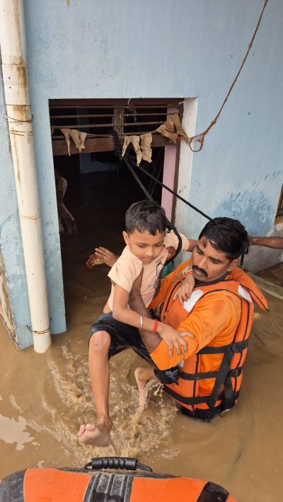 चित्रकूट में मंदाकिनी की बाढ़ में फंसे 150 लोगों को सुरक्षित निकाला, योगी सरकार का राहत तंत्र सतर्क