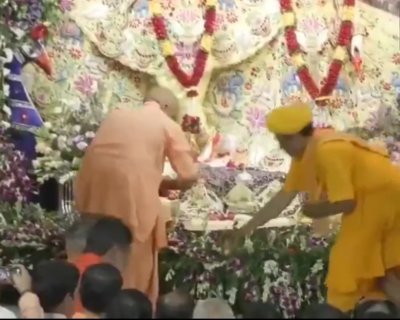 जन्माष्टमी पर मथुरा पहुंचे योगी, ‘लाला’ के किए दर्शन