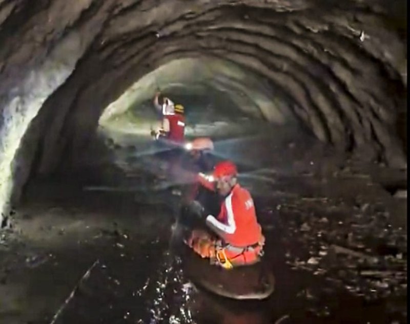 चिलिमे सुरंग तक भारी उपकरण पहुंचाने के लिए भारतीय टीम ने बनाया अस्थायी रास्ता