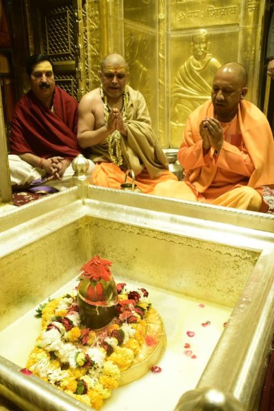 मुख्यमंत्री ने कालभैरव और बाबा विश्वनाथ की चौखट पर मत्था टेका