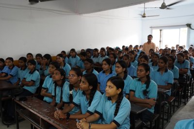 बाराबंकी में रंग दे बसंती का युवा संवाद, छात्रों को मिला नवाचार और एआई का गुरुमंत्र