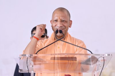 नई पीढ़ी ग्लोबल हो और अपनी जड़ों से जुड़ी भी, उनके हृदय में भारत हो: सीएम योगी