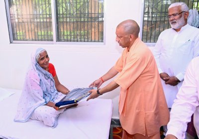 बाढ़ में योगी सरकार का राहत अभियान जारी, 6.83 लाख लंच पैकेट व 1.11 लाख से ज्यादा बाढ़ राहत किट बांटे