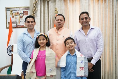 माउंट किलिमंजारो फतह करने वाले नन्हे पर्वतारोहियों से मिले सीएम धामी, बोले- साहस और दृढ़ संकल्प की मिसाल हैं रियांश-प्रिशा