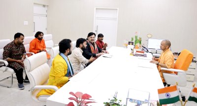 मुख्यमंत्री योगी आदित्यनाथ से हरिहरपुर संगीत घराने के कलाकारों ने की मुलाकात