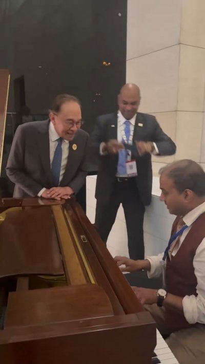 Anwar Ibrahim Brings Bollywood to the BRICS Dinner