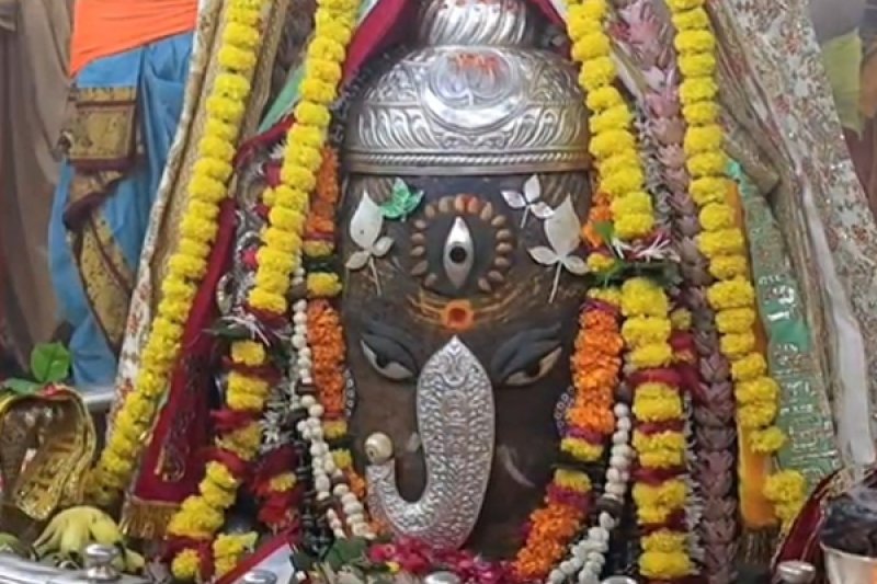भस्म आरती: गणेश स्वरूप में सजे बाबा महाकाल