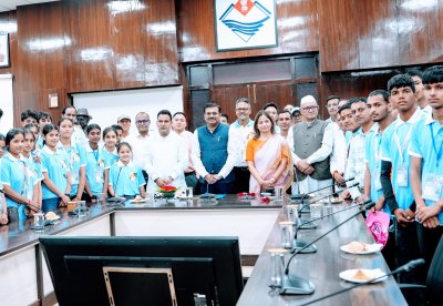 देवप्रयाग के मेधावी विद्यार्थियों ने मुख्य सचिव से की मुलाकात, मिला सफलता का मंत्र