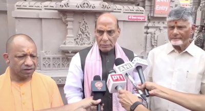 केंद्रीय रक्षा मंत्री व मुख्यमंत्री योगी ने किया बाबा विश्वनाथ का दर्शन-पूजन