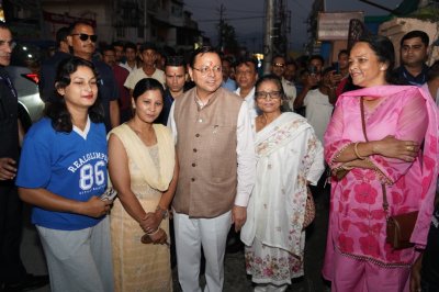 जल सृष्टि पार्क के लोकार्पण से लौटते समय सीएम धामी ने रुकवाया काफिला, बच्चों और आमजन के साथ खिंचवाईं सेल्फी