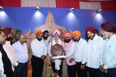 योगी सरकार के प्रयासों से सिख समाज के हित में हुए कार्यों की उपराज्यपाल संधू को दी जानकारी