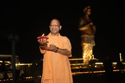 प्रेरणा स्थल पर जले आशीर्वाद के दीये, सीएम योगी ने शुरू किया सेवा संकल्प अभियान