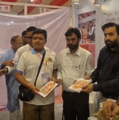 देवप्रयाग के मेधावी छात्रों ने किया गोमती बुक फेस्टिवल का भ्रमण, मिली ‘एग्जाम वॉरियर्स’ पुस्तक