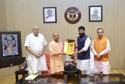 सीएम योगी से केंद्रीय राज्यमंत्री मुरलीधर मोहोल ने की शिष्टाचार भेंट