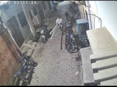 सीढ़ी लगाकर घर में घुसा चोर, दो मोबाइल लेकर भागा