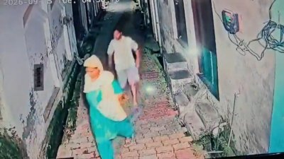 महिला को पीछे से जकड़ा, फिर भाग निकला युवक