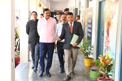 उत्तरकाशी में मुख्य सचिव आनंद बर्द्धन ने हवाई पट्टी, कलेक्शन सेंटर और पीएम श्री कॉलेज का किया निरीक्षण