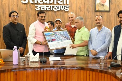 मुख्य सचिव आनंद बर्द्धन ने उत्तरकाशी में की जिलास्तरीय समीक्षा, 15 अक्टूबर तक सड़कें गड्ढामुक्त करने के निर्देश