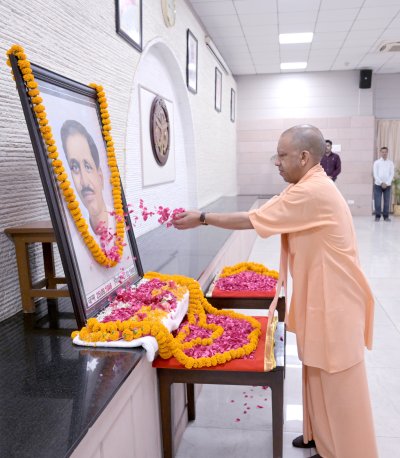 पंडित दीनदयाल उपाध्याय की 110वीं जयंती पर मुख्यमंत्री योगी आदित्यनाथ ने अर्पित की पुष्पांजलि