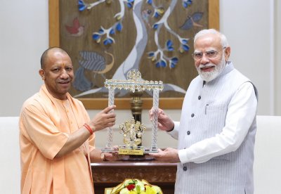 प्रधानमंत्री नरेंद्र मोदी से मुख्यमंत्री योगी आदित्यनाथ ने की भेंट