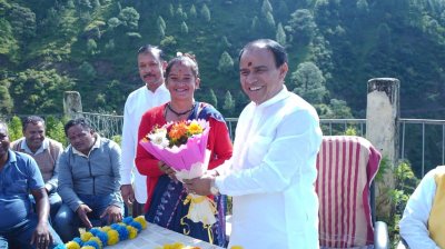 बच्चों के सर्वांगीण विकास में अहम भूमिका निभा रहे आंगनबाड़ी केन्द्रः डॉ. धन सिंह रावत