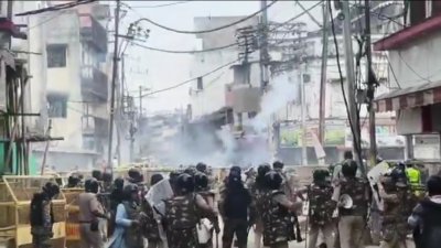 उज्जैन में शाही मस्जिद पर कार्रवाई से पहले बवाल, पुलिस पर पथराव