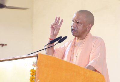एआई उत्तर दे सकता है, सवाल करना अच्छी किताब ही सिखाएगी: मुख्यमंत्री योगी