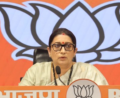 कांग्रेस के चुनाव आयोग पर सवालों के बीच स्मृति ईरानी का पलटवार, पूछा- डुप्लीकेट नाम क्यों चाहती है पार्टी?