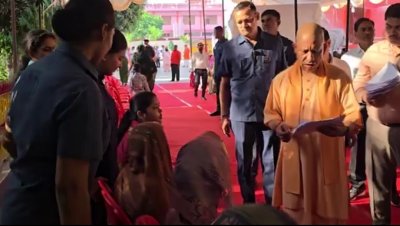 गोरखनाथ मंदिर में सीएम योगी ने सुनीं जनसमस्याएं, अधिकारियों को दिए त्वरित समाधान के निर्देश